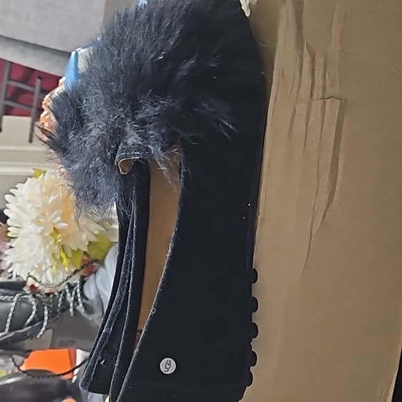 Black ugg slides with pom poms brand new never worn woman size 7 shoe - Picture 4 of 10